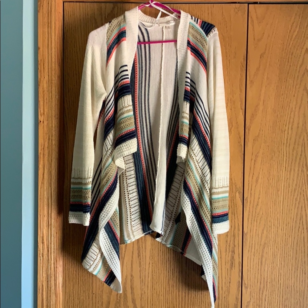 Fun light weight sweater! Great with white capris!